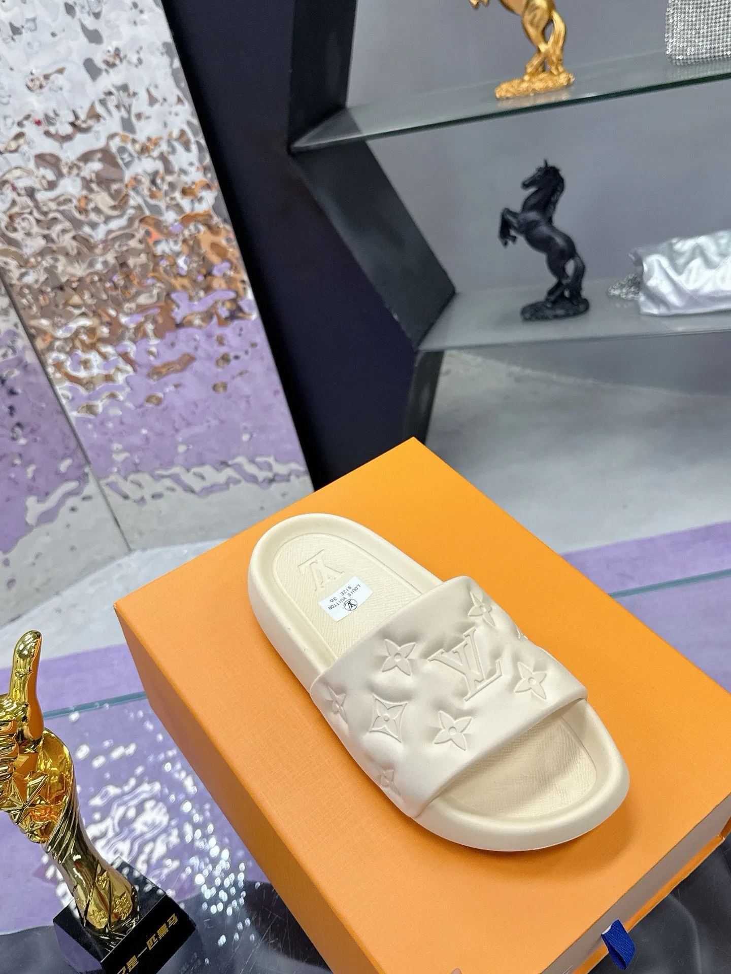 Factory price: 260💰【𝐋𝐕 Slippers】▪️Shoe size: Men's 38-45 ▪️Packaging: Counter top quality~original packaging 𝟐𝟎𝟐3 Louis Vuitton counter's new embossed slippers, L's monogram embossed slippers, Waterfront sandals are back, the upper buckle is embossed with LV's iconic Monogram pattern. Made of waterproof rubber with a comfortable and resilient insole. The lightweight, flexible outsole is embossed with the Louis Vuitton logo. ▪️Fabric: Original molded rubber foam surface ▪️Technology: embossed logo ▪️Sole: Original molded rubber foam outsole ▪️Sole thickness: 3CM.